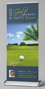 Kakémonos disposés autour d’un podium de golf