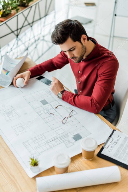 Graphiste travaillant sur des croquis de logos au bord d’un green de golf
