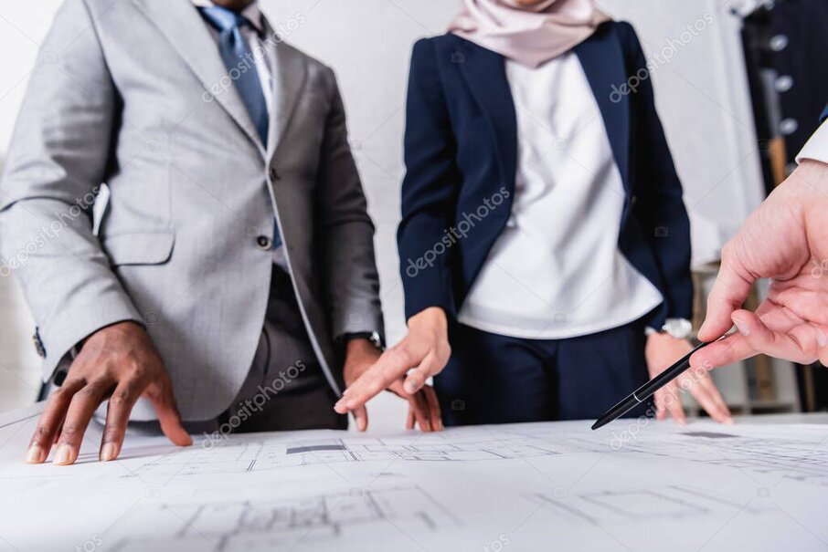 Réunion de travail autour de documents graphiques
